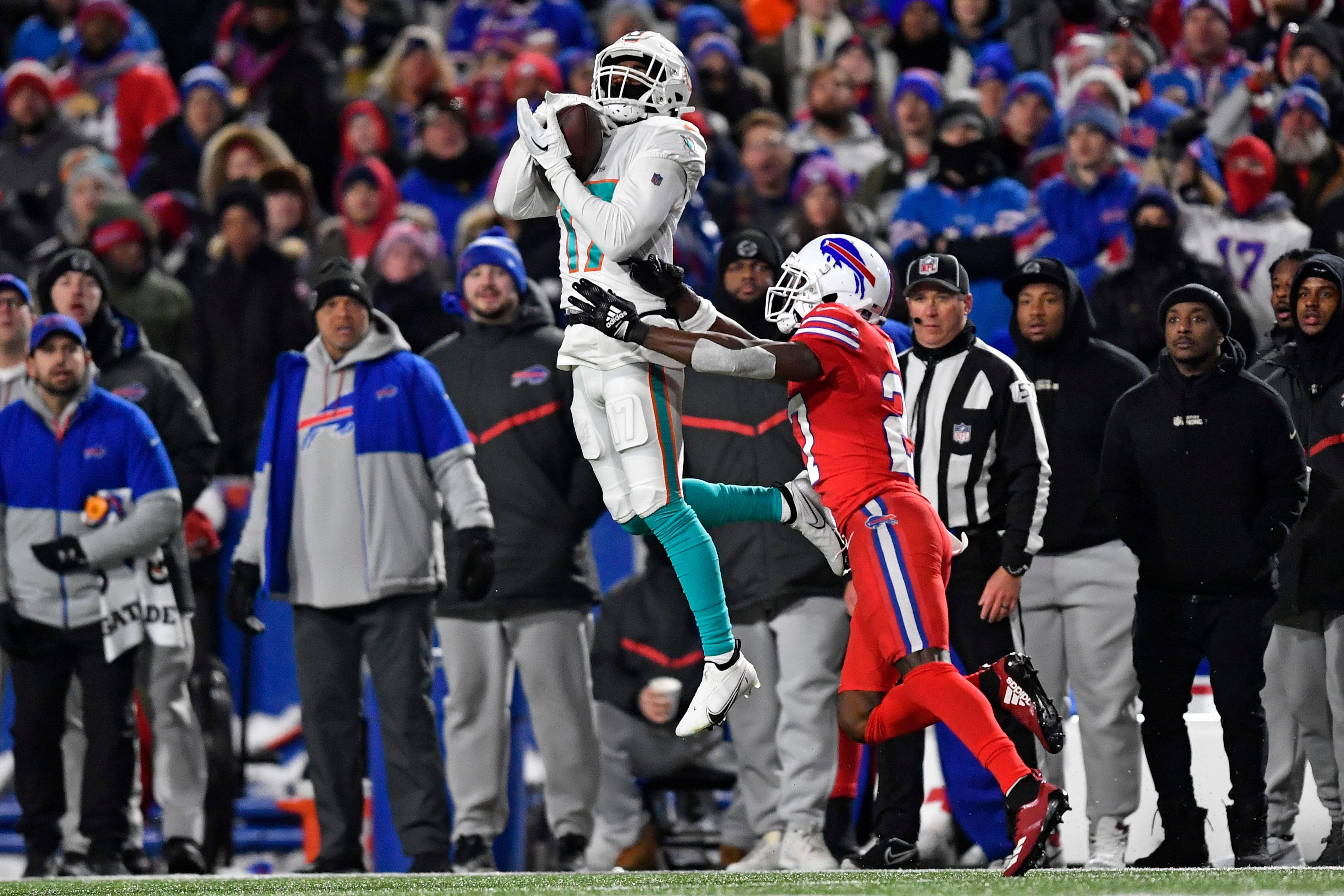 Dolphins' Jaelan Phillips Warmed Up For 30° Temperature Game vs Bills In  Shorts & No Shirt (VIDEO)