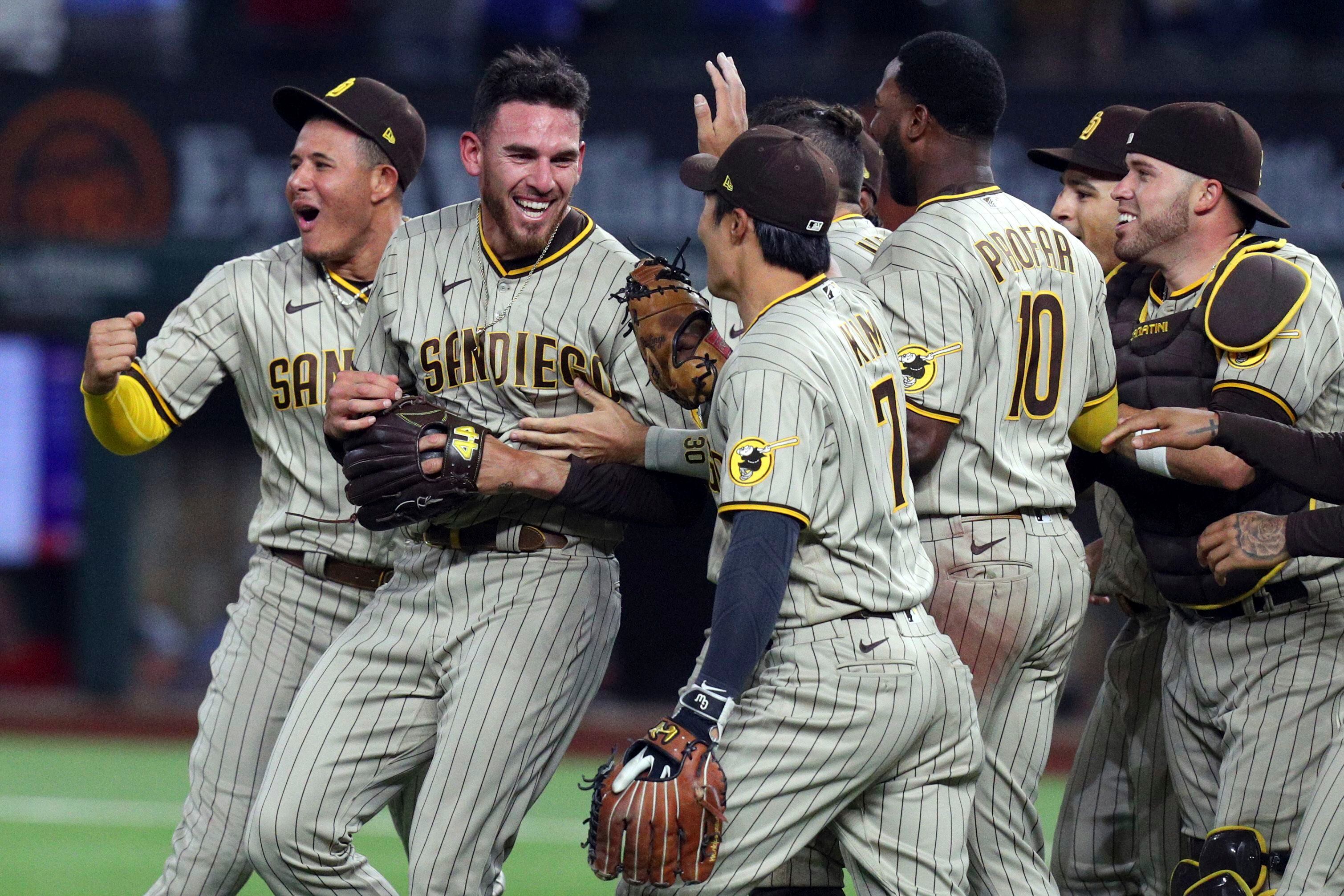 Francisco Lindor launches helmet, mobbed by teammates after inside